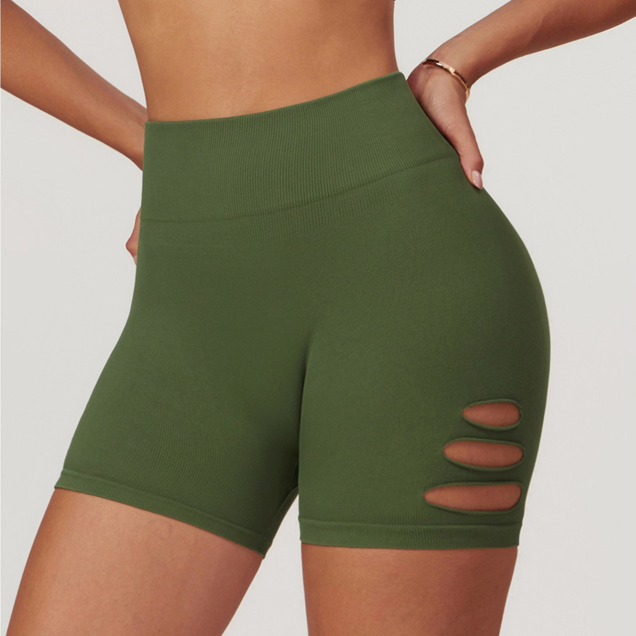 Mini short avec découpe